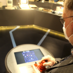Markus-Schack-spielt-ein-Computerspiel-in-seinem-Museum