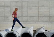 Helen Pabst geht über Windkrafträder