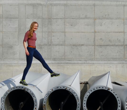 Helen Pabst geht über Windkrafträder