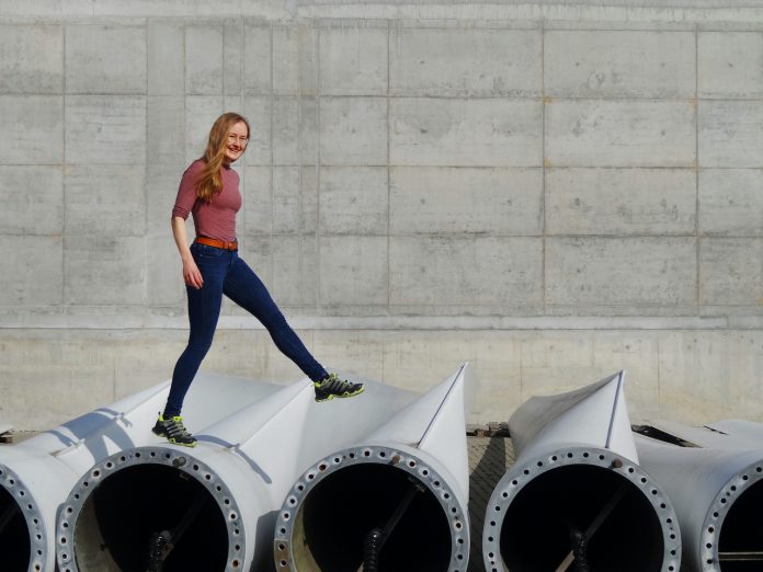 Helen Pabst geht über Windkrafträder