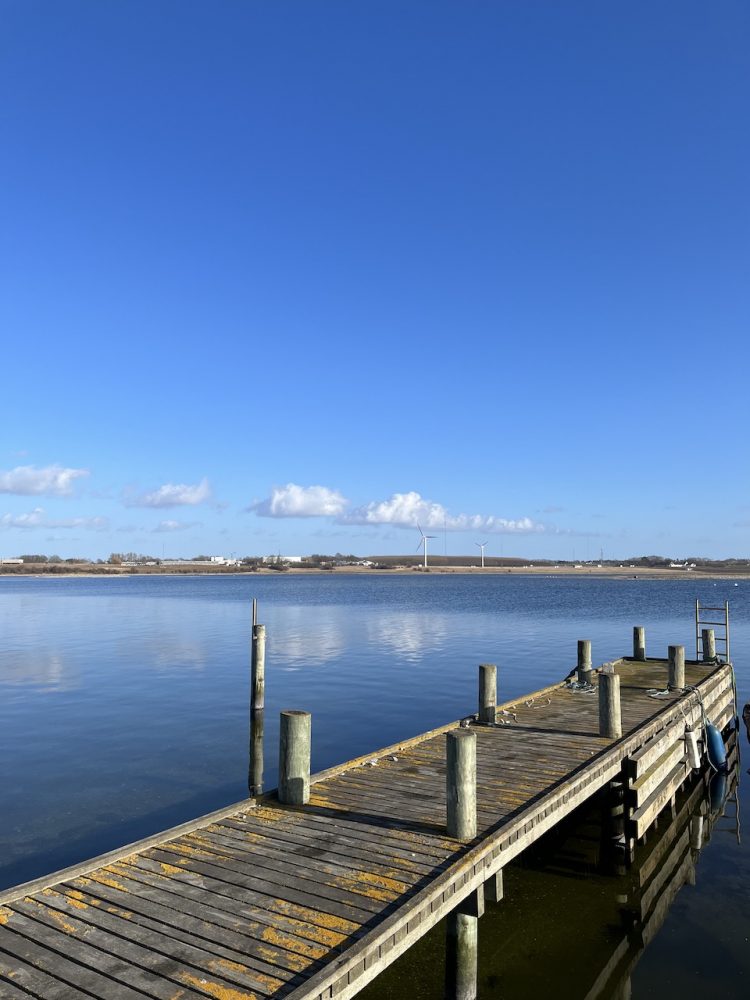 Ein Steg an einem See