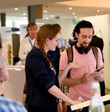 Zwei Menschen unterhalten sich über neue Jobs nach dem Studium