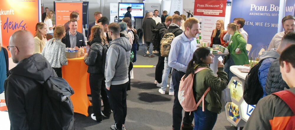 Menschen stehen auf einer Messe